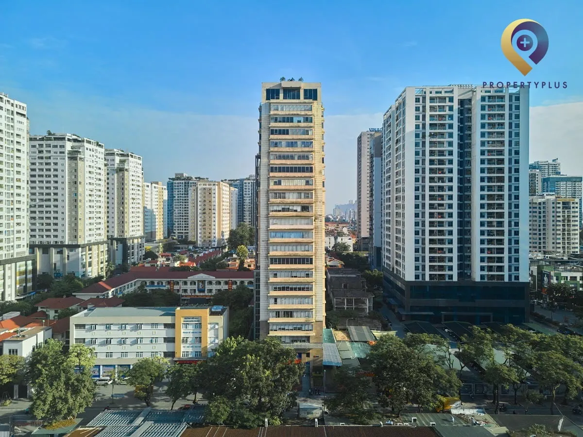 Toàn cảnh tòa nhà Thăng Long Tower nhìn từ trên cao, nổi bật giữa khu vực đông đúc.